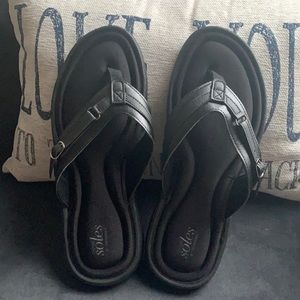 Women’s memory foam buckle flip flop